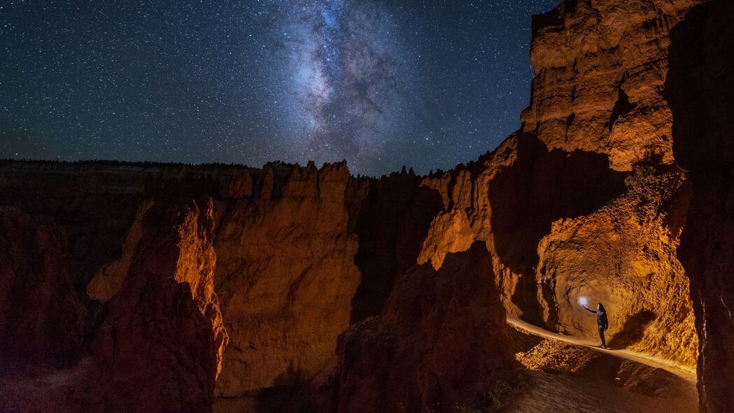 人立峡谷，夜光璀璨，4K高清壁纸，3840x2160极致享受，一键下载