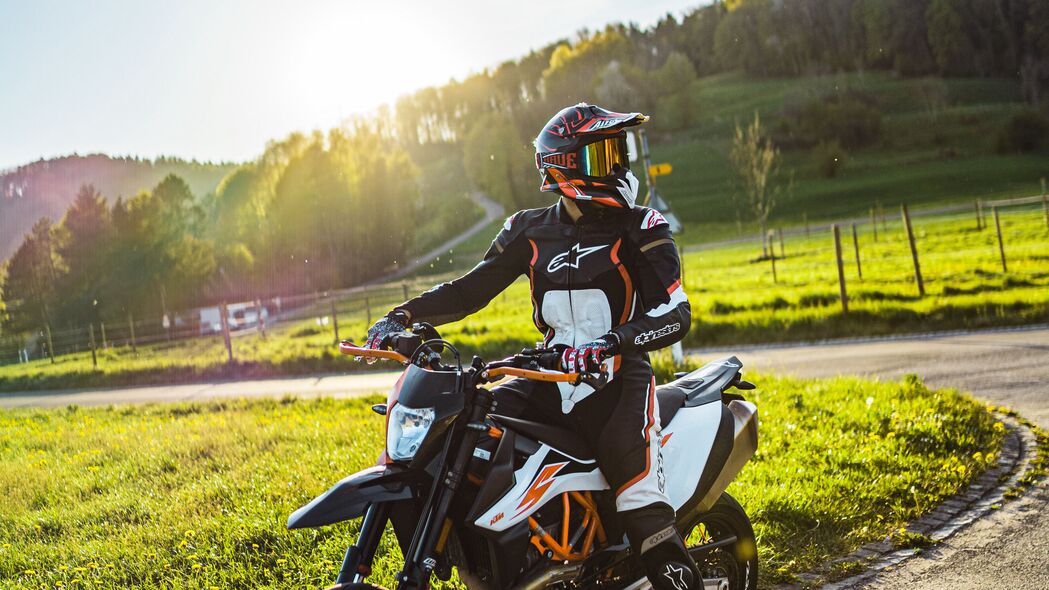 KTM 200杜克摩托车，高清4K壁纸，专业设备展示，骑行激情尽在眼前！