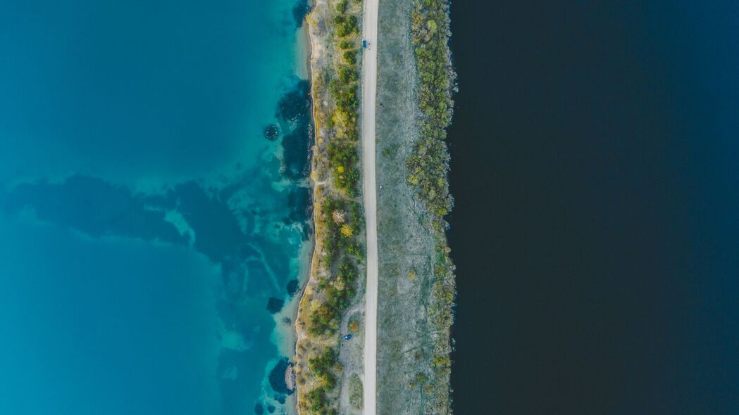 路鸟瞰图4K超高清壁纸，水景之美，3840x2160分辨率，免费下载