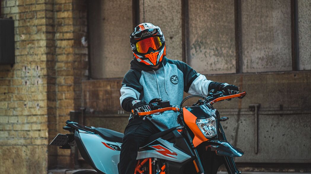 KTM 690 SMC 摩托车4K高清壁纸，3840x2160分辨率精美下载