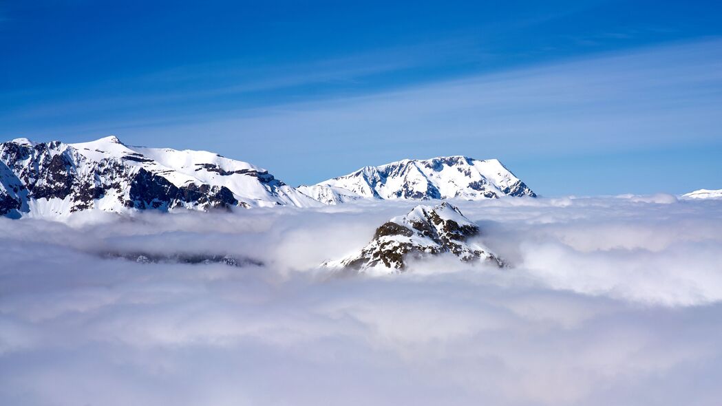 4K高清山脉雪景壁纸，绝美天空与山峰，3840x2160分辨率任你下载