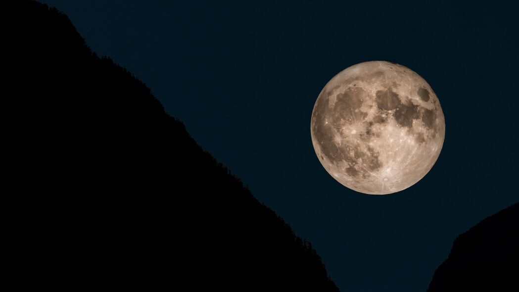 月亮映斜坡，夜间美景4K超高清壁纸，3840x2160分辨率，免费下载！