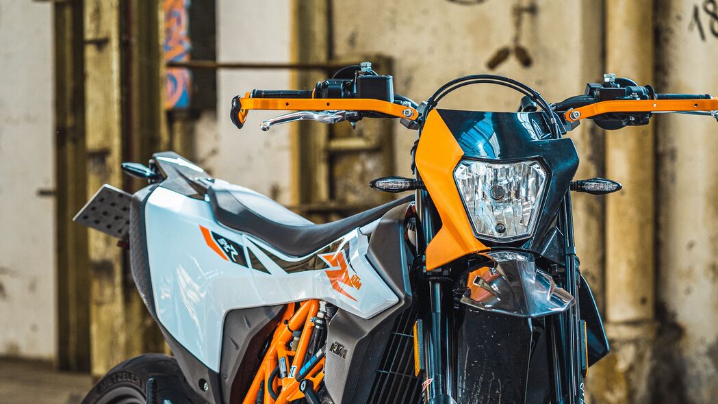 KTM 690 SMC 摩托车手头盔壁纸，4K高清3840x2160下载