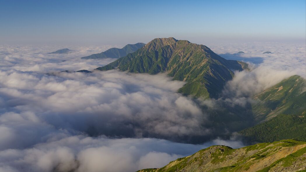山脉之巅，云端之上，绝美4K高清风景壁纸，3840x2160分辨率，一键下载！