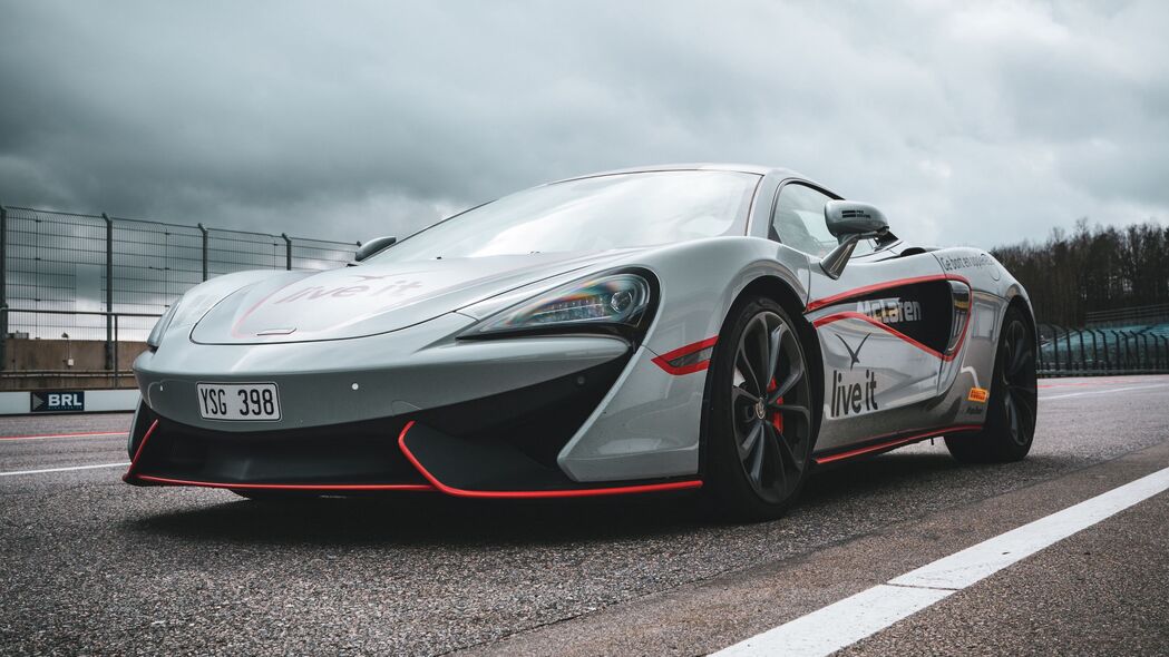 McLaren P1 跑车4K高清壁纸，3840x2160极致分辨率，一键下载绝美汽车图片！