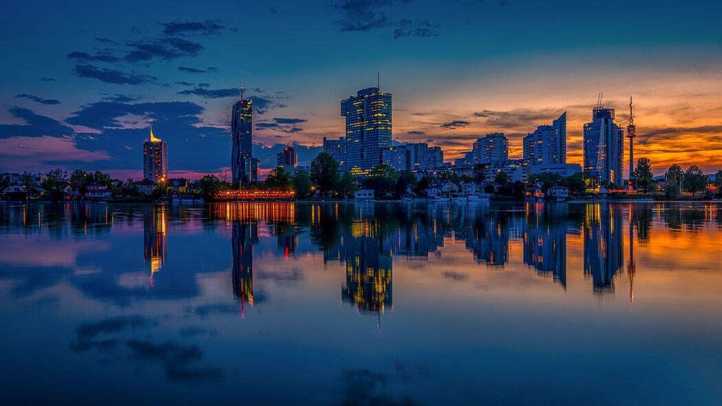 城市夜景反射之美，4K高清壁纸，3840x2160超清画质，下载畅享！