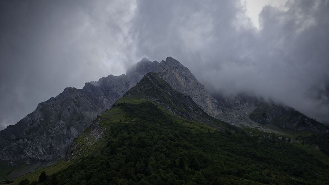 城市雾景森林风光，4K高清壁纸，3840x2160分辨率，精美图片免费下载
