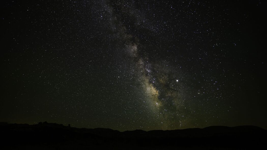 空间深邃，星空璀璨，夜晚4K高清壁纸，3840x2160分辨率美景下载