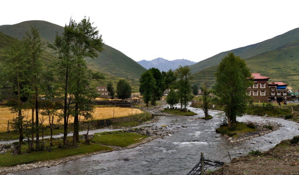 河边小山村美景，高清PNG透明背景图片，摄影风景设计素材免费下载