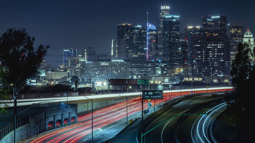 夜城建筑道路发光美景，4K超高清壁纸，3840x2160分辨率，一键下载，装点你的桌面！