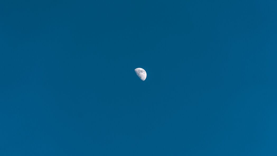 月亮照耀夜空，精选4K高清壁纸，3840x2160分辨率，下载畅享精美背景图片