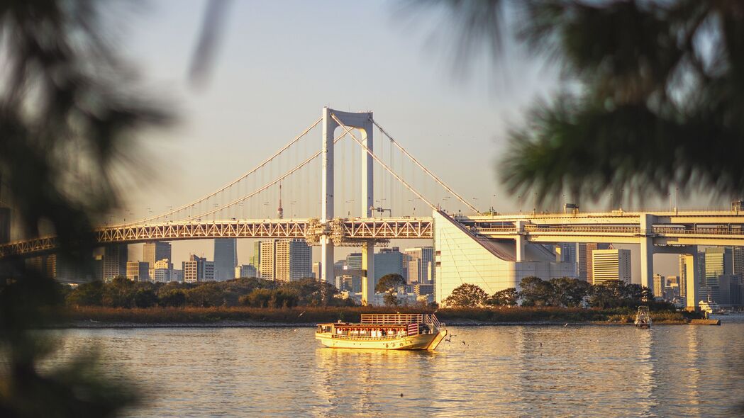 桥梁河流船影，树枝摇曳间，4K超清风景壁纸，3840x2160高清下载