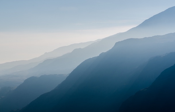 迷雾蓝山峦PNG透明背景摄影素材，高清风景设计元素下载