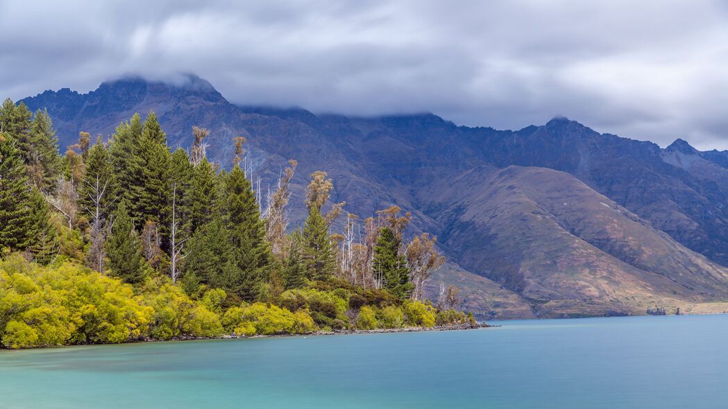 山脉雾绕森林湖泊美景，4K高清壁纸下载，3840x2160超清分辨率