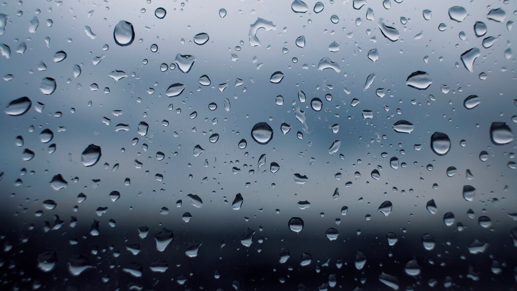 宏观视角下的雨滴玻璃美景，超清4K壁纸，3840x2160高清分辨率，免费下载