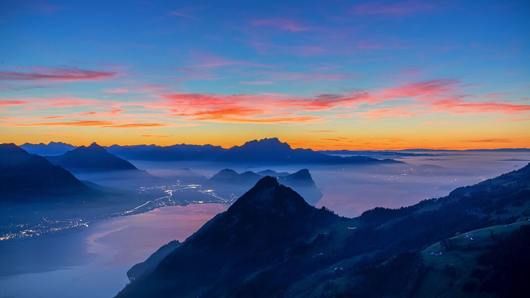 山脉之巅日落美景，超高清4K距离感壁纸，3840x2160免费下载