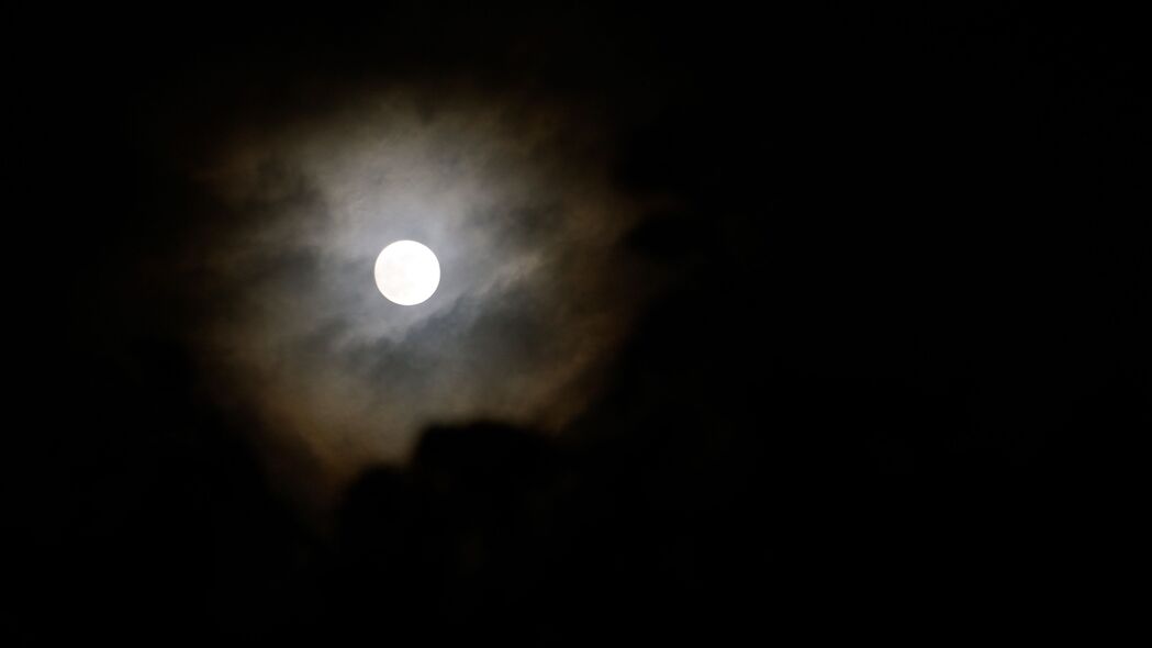 4K高清壁纸，月亮藏于多云之夜，精美风景图片3840x2160免费下载