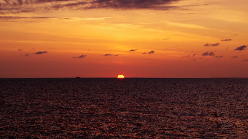 日落余晖映水天，4K高清壁纸炫光展，3840x2160美景尽在眼前