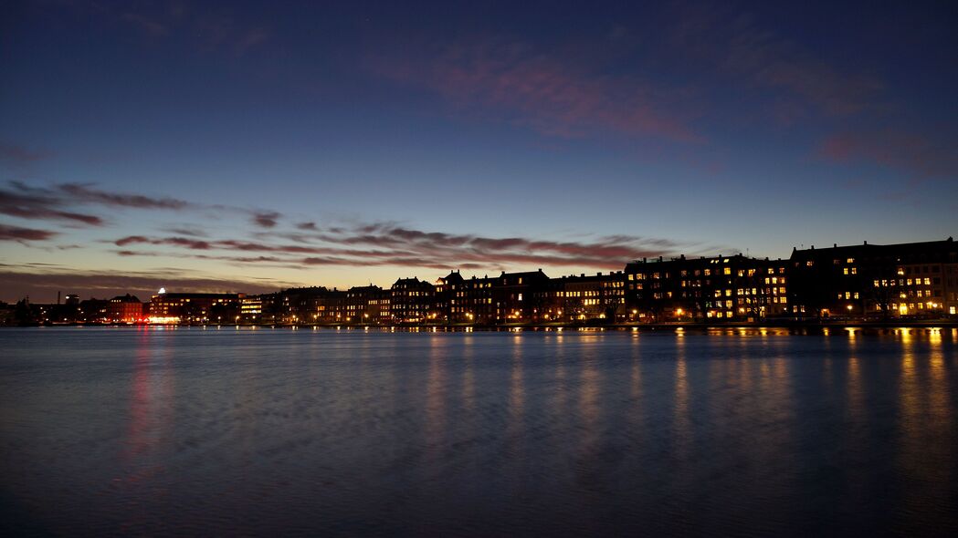 夜城河流璀璨灯光，绝美4K壁纸，3840x2160高清风景图片，一键下载！