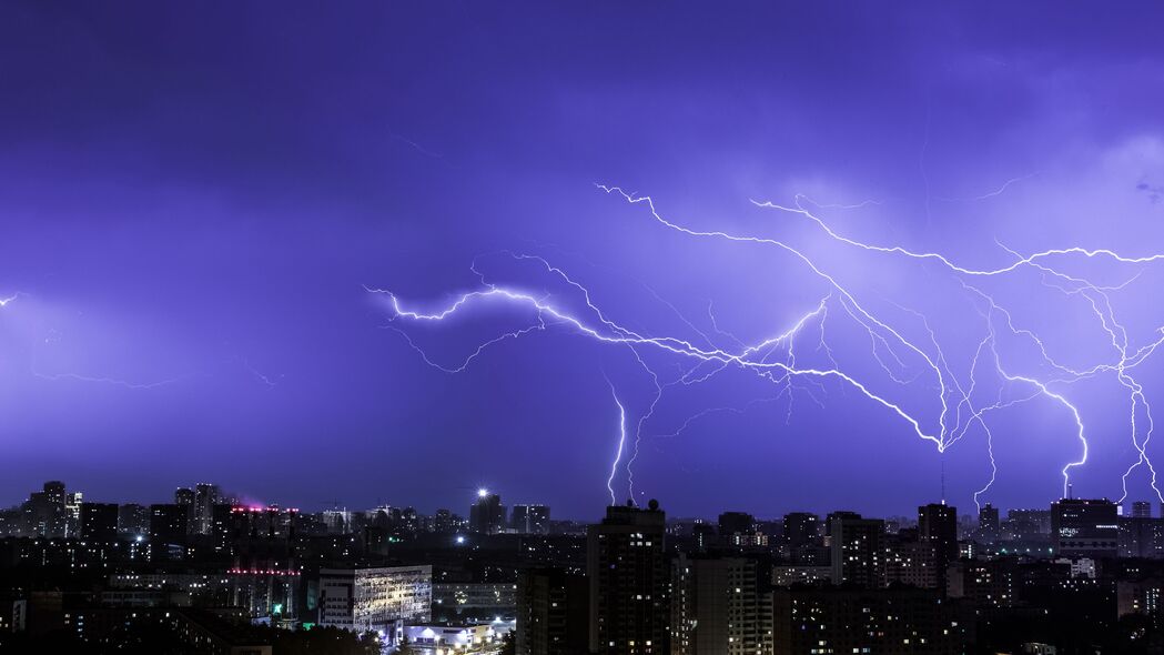 闪电照亮城市夜空，绝美4K高清壁纸，3840x2160分辨率畅享