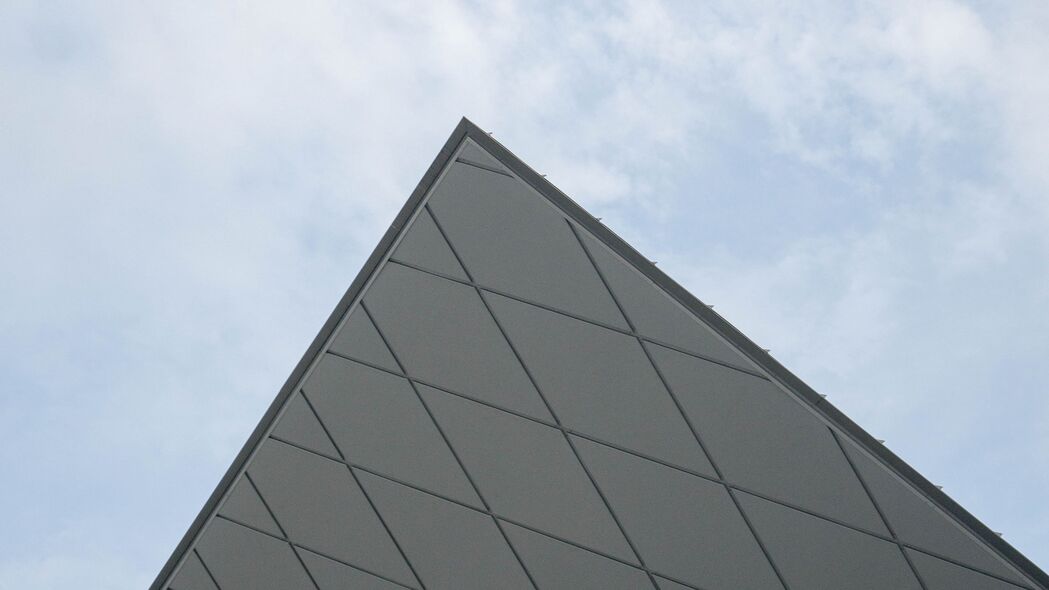 4K高清壁纸，极简主义金字塔，独特角度下的天空美景，3840x2160分辨率畅享