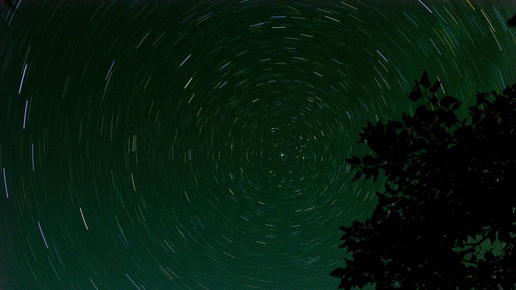 璀璨星空树枝圆景，超清4K壁纸，3840x2160高清风景图片免费下载