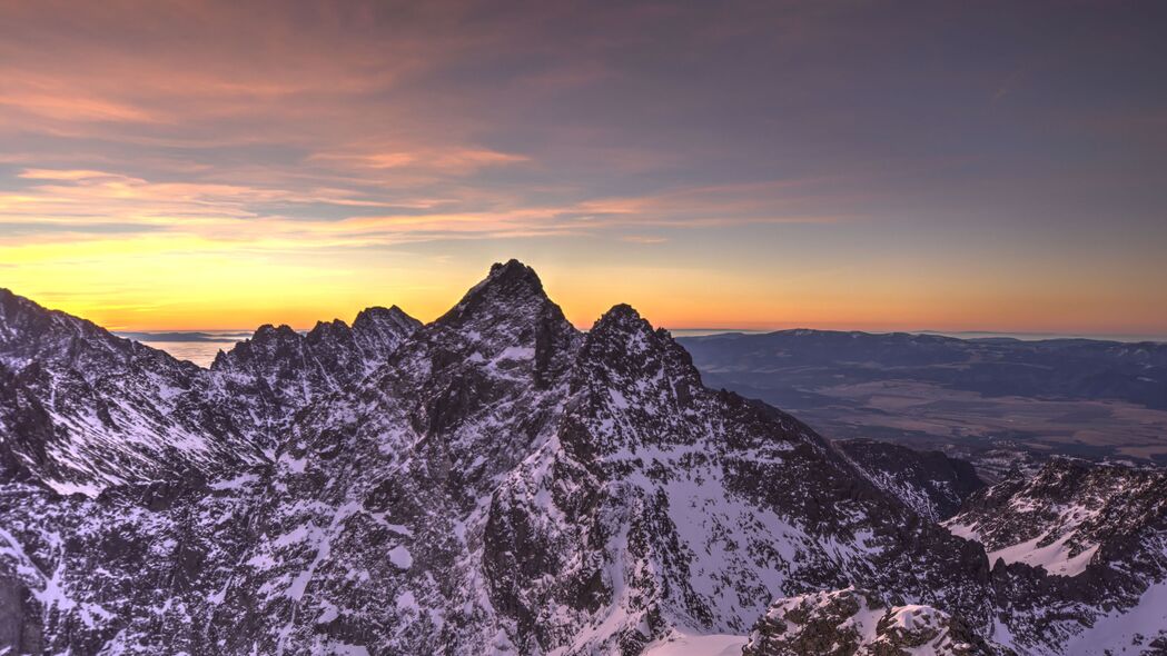 山脉岩石雪景浮雕，绝美4K高清壁纸，3840x2160分辨率下载