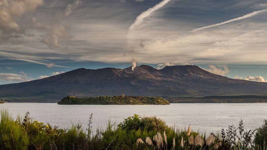 火山山脉草地海洋，绝美4K风景壁纸，3840x2160超高清下载