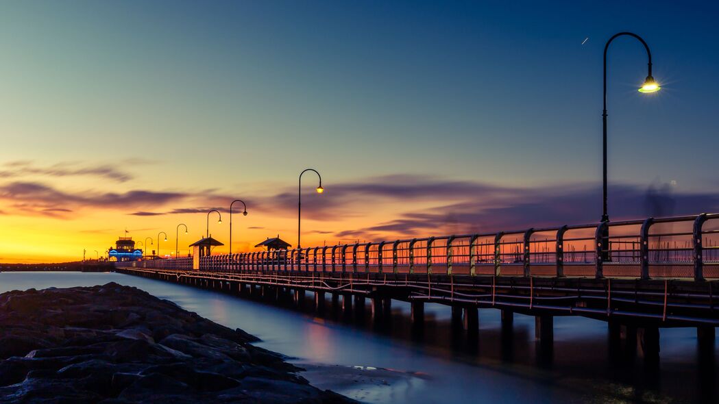 堤岸夜景灯光璀璨，高清4K壁纸，3840x2160分辨率，绝美风景图片等你来下载