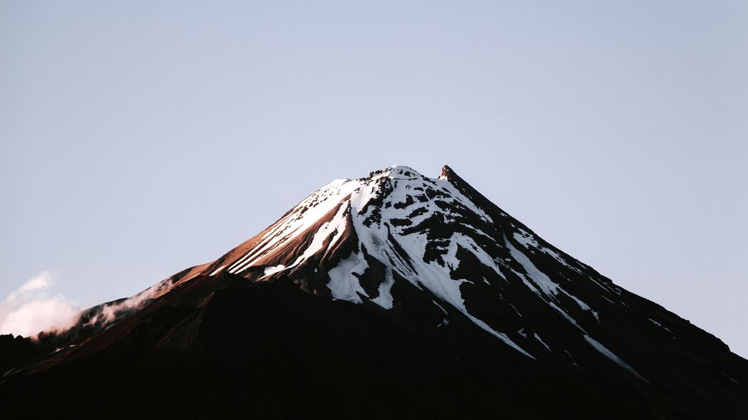 火山峰雪浮雕 4K超高清壁纸，3840x2160风景图片，免费下载