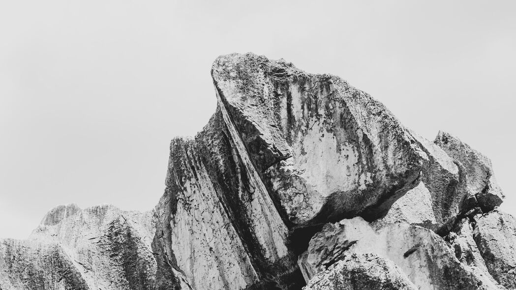 极致黑白4K壁纸，岩石悬崖之巅，超高清3840x2160分辨率，下载尽享视觉盛宴