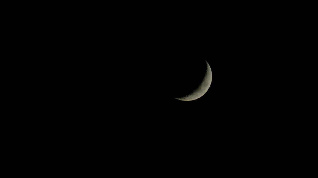 夜月深邃，高清4K月亮壁纸，3840x2160分辨率，绝美黑暗夜晚背景图片下载