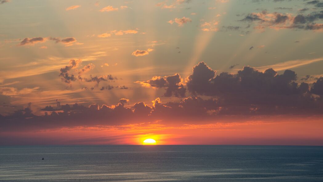 绝美日落，太阳缓缓沉落地平线，大海与云彩共绘壮丽4K壁纸（3840x2160高清下载）