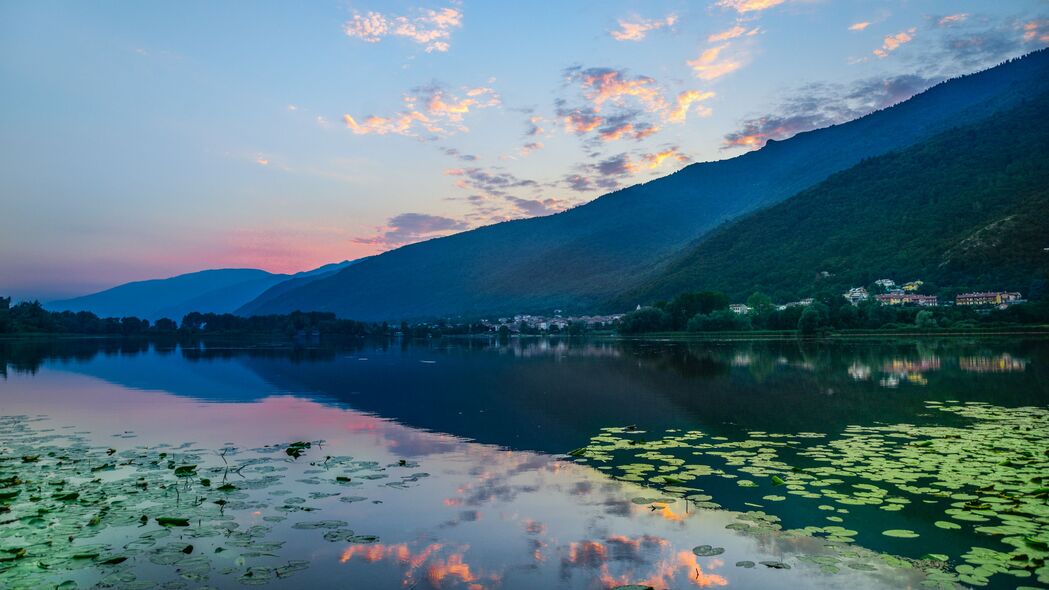 湖山雾绕海岸，自然美景尽展，超高清4K风景壁纸3840x2160免费下载