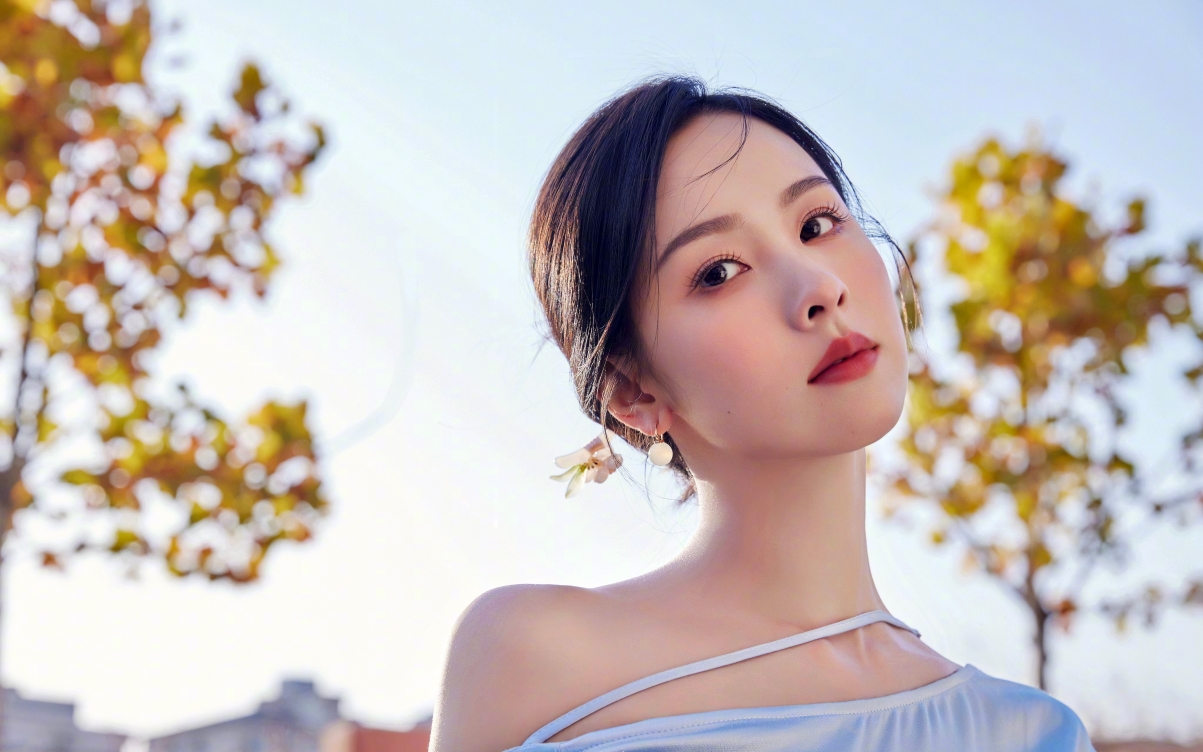 美女脸部特写高清壁纸，绝美天空背景，5K超高清5120x3200分辨率，一键下载！
