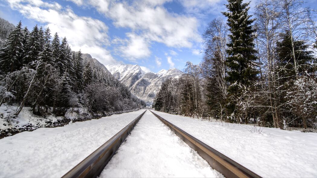 铁路穿山脉，雪地展美景，4K高清3840x2160壁纸下载