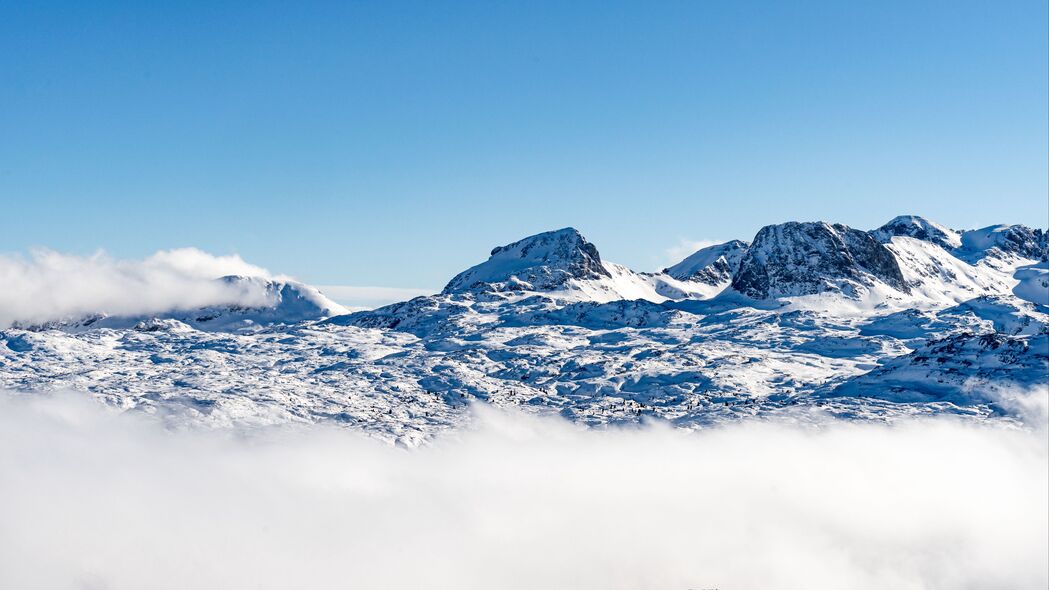 山脉之巅，绝美雪峰与云海风景，4K高清壁纸3840x2160免费下载