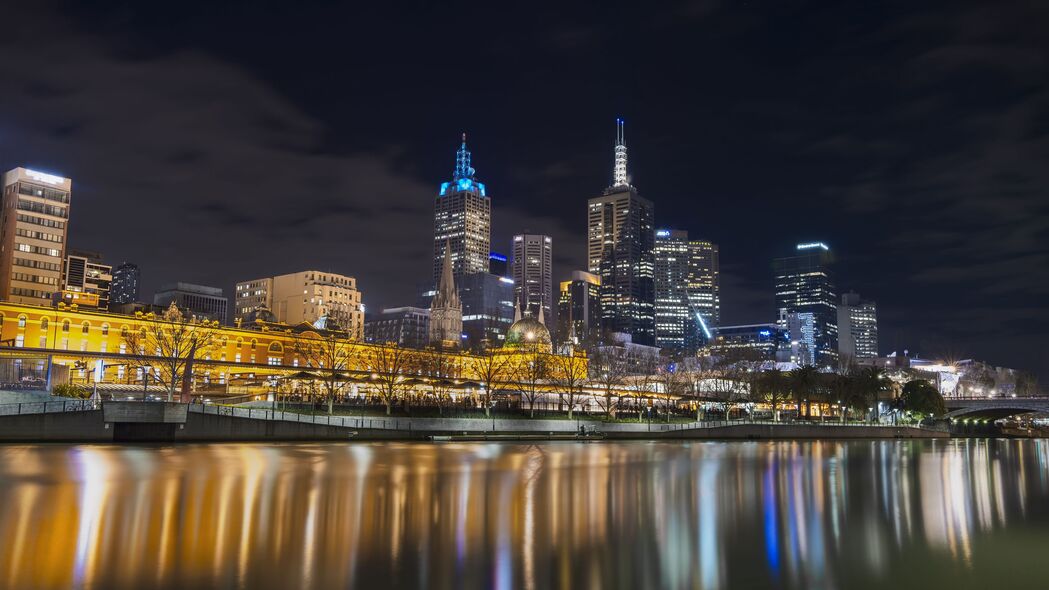 夜城水光反射4K超清壁纸，3840x2160高清风景图片下载