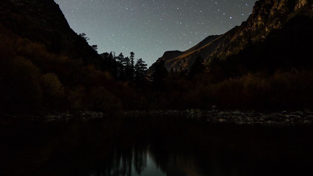 湖泊静谧，山脉巍峨，夜晚星空璀璨，深色4K壁纸，3840x2160超清背景图片，高清下载
