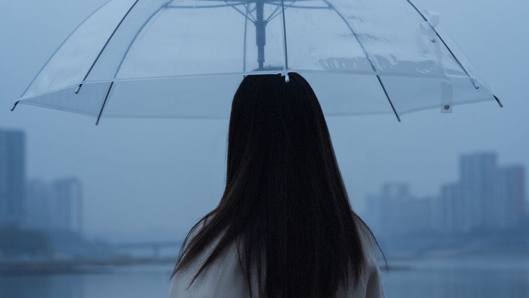 孤独雨中，男人与女孩共伞的4K高清壁纸（3840x2160）免费下载