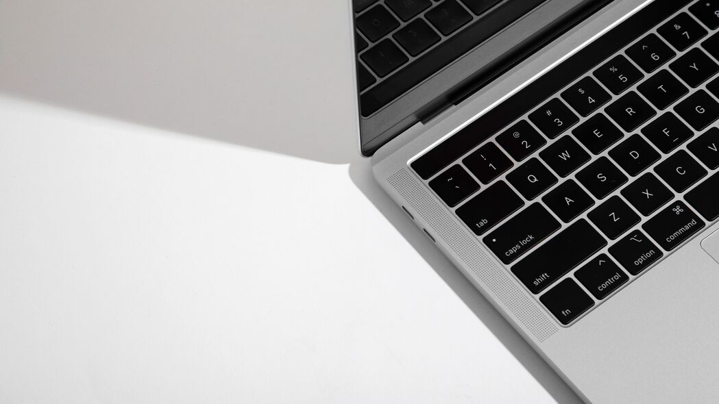 MacBook苹果电脑白色按键高清4K壁纸 3840x2160背景图片下载