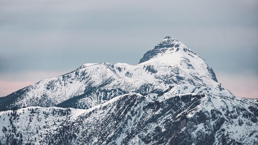 山峰雪景4K高清壁纸，3840x2160超清大图，免费下载！