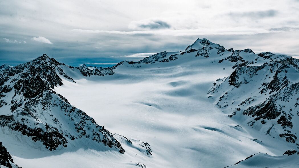 探索绝美山脉雪景，高清4K山峰雪地壁纸，3840x2160分辨率任你下载
