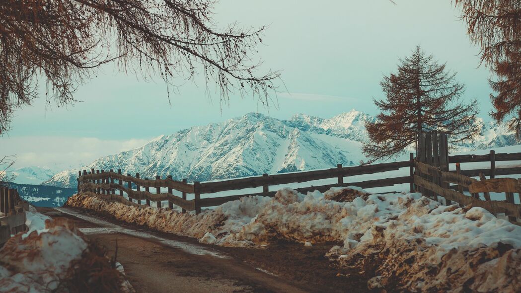 山脉雪域风光，道路围栏与树枝交织，超清4K壁纸3840x2160免费下载