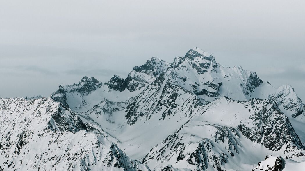 山脉之巅雪景，绝美4K风景壁纸，3840x2160高清下载