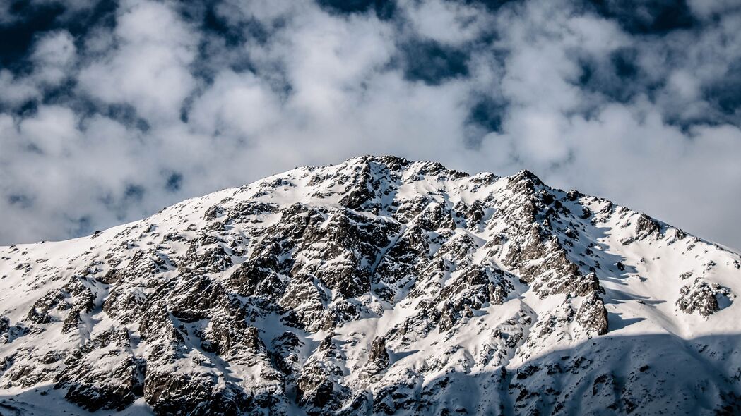 山峰雪云美景，精选4K超高清3840x2160壁纸，免费下载！