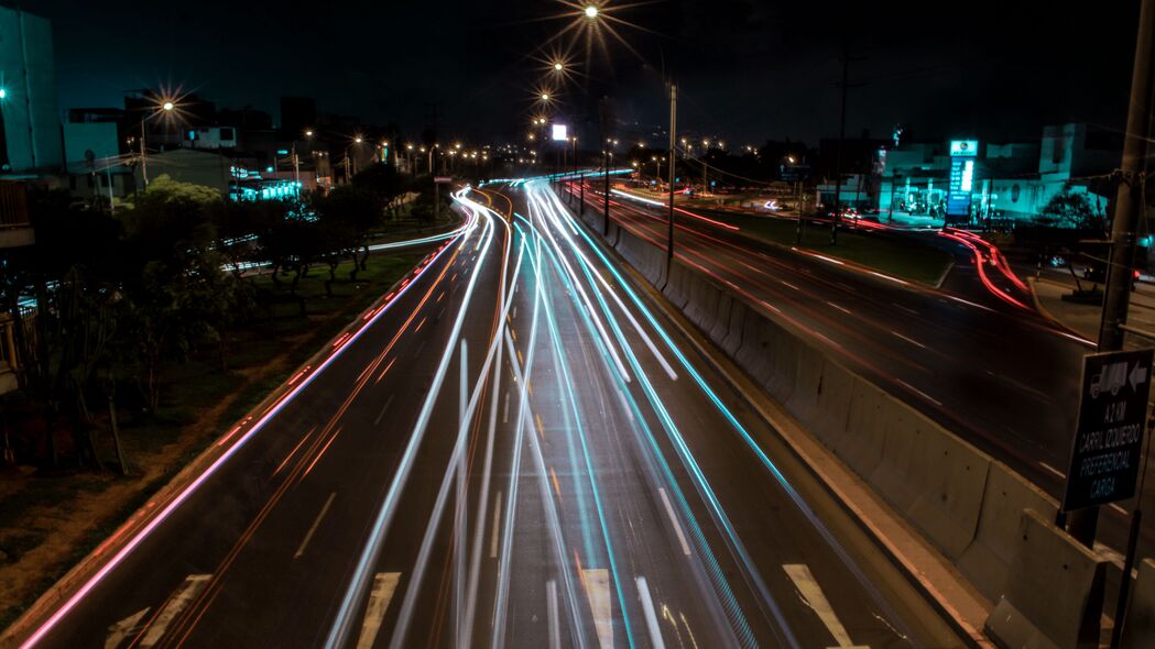 道路璀璨，灯光如梦，城市夜间长曝光4K壁纸，3840x2160高清风景图片下载
