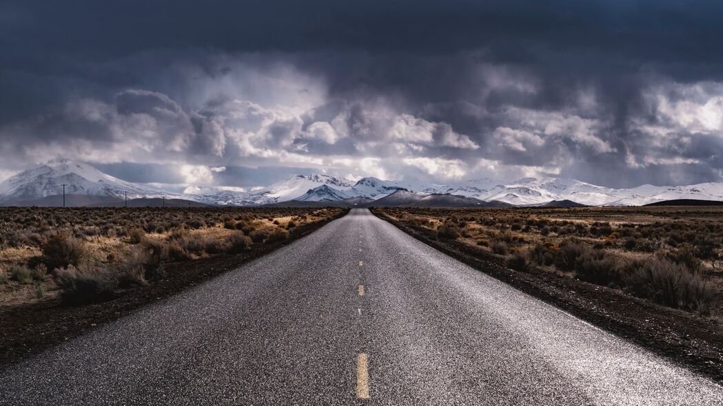 道路标记清晰，山脉云绕美景，4K高清壁纸3840x2160，距离感尽在眼前