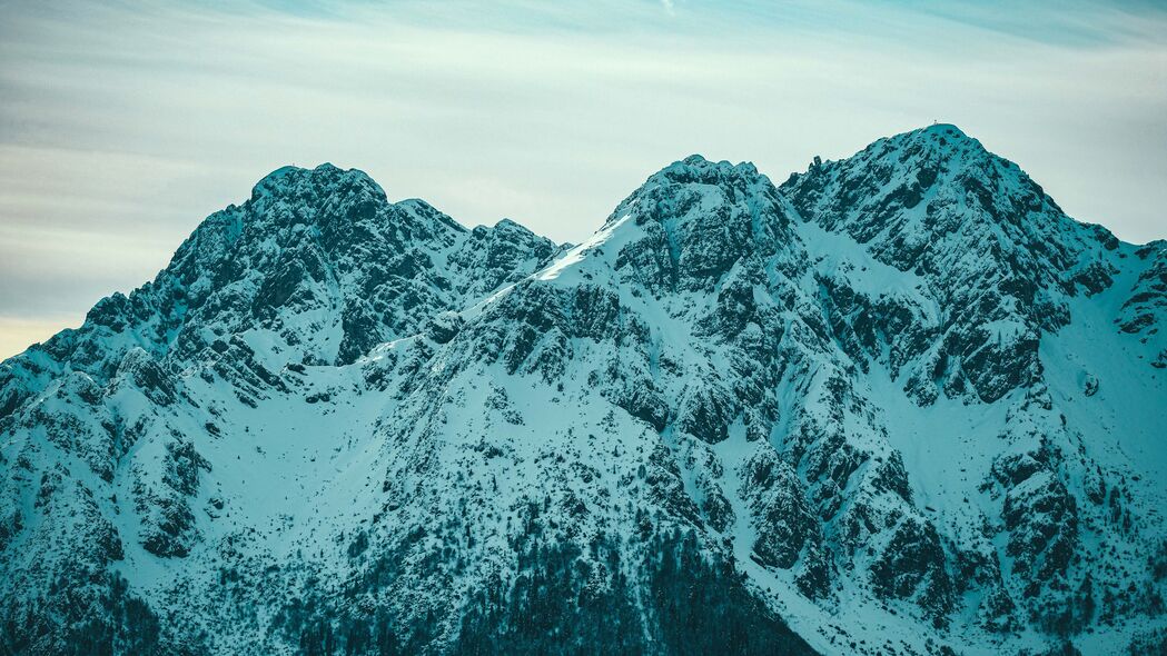 山脉雪景高峰斜坡绝美4K壁纸，3840x2160超清风景图片，一键下载！