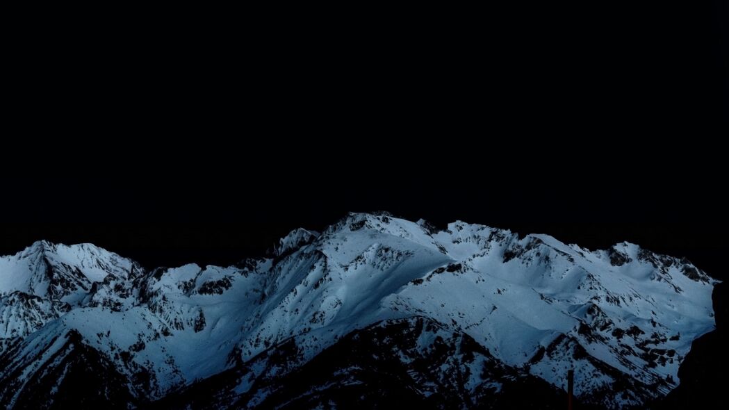 夜晚山脉雪地高清4K壁纸，山峰美景，3840x2160超清分辨率，免费下载
